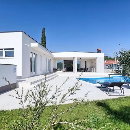 Villa Aura *
