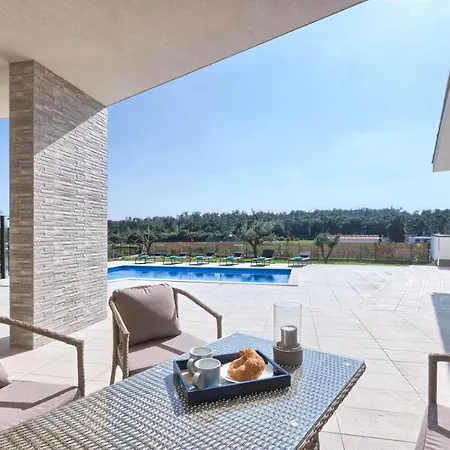 Villa Aura *