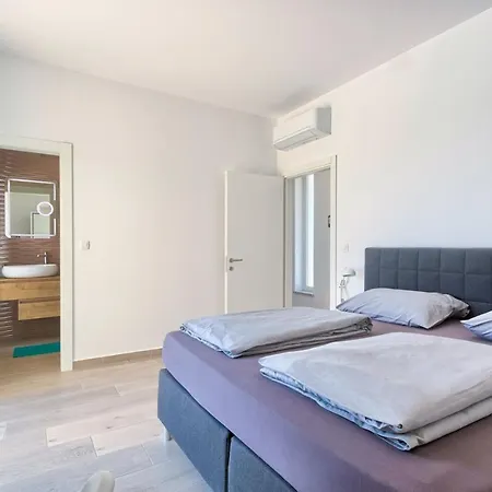 Aura Villa *